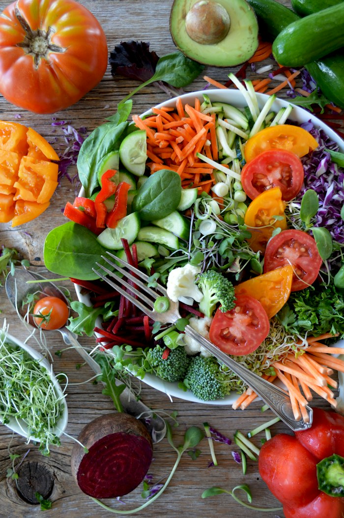 Salade de légumes frais croquants de saison