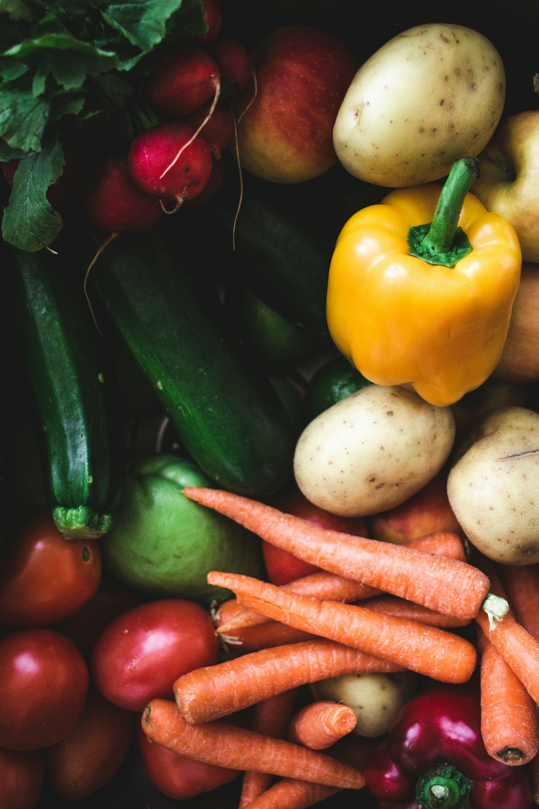 Étal généreux de légumes frais de saison sur un marché français